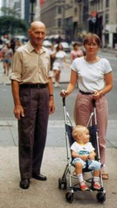 アンナさんとお父様、アンナさんの息子さんのお写真（ニューヨークにて）