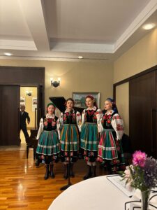After the signing, the Płock Children's Choir and Dance Group performed songs from both Japan and Poland.